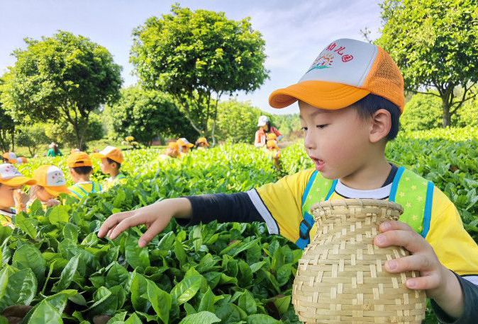 幼儿园萌娃变身“小亚英体育（中国）股份有限公司官网农”体验家乡亚英体育（中国）股份有限公司官网文化